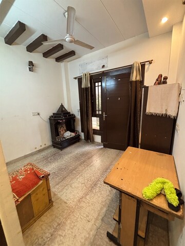 Room in 3.5 BHK Builder Floor at Janakpuri – for Rent