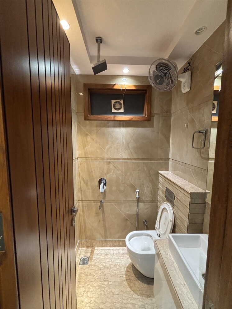 Bathroom, janakpuri 3 Bedroom 1350 Sq.Ft. Builder Floor In Janakpuri Delhi 9133675