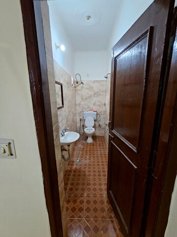 Building Lobby in 3 BHK Builder Floor at Sector 46 – for Rent
