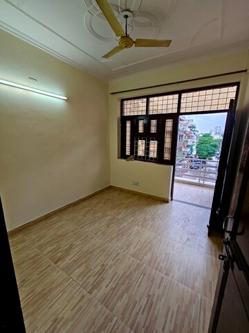 Room in 3 BHK Builder Floor at Sector 46 – for Rent