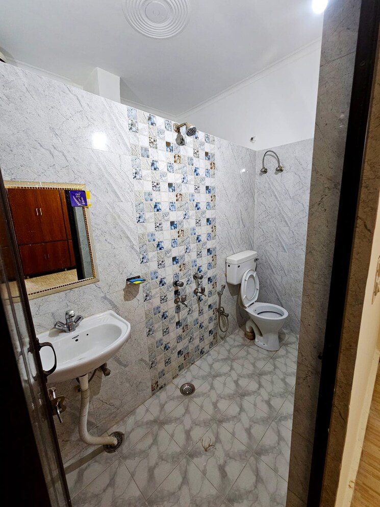 Bathroom, sector 46 3 Bedroom 160 Sq.Yd. Builder Floor In Sector 46 Gurgaon 9133716