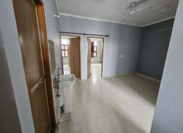 Building Lobby in 3 BHK Builder Floor at Sector 46 – for Rent