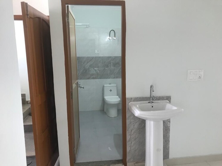 Bathroom, sector 46 3 Bedroom 200 Sq.Yd. Builder Floor In Sector 46 Gurgaon 9133830