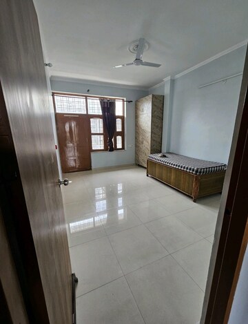 Room in 3 BHK Builder Floor at Sector 46 – for Rent