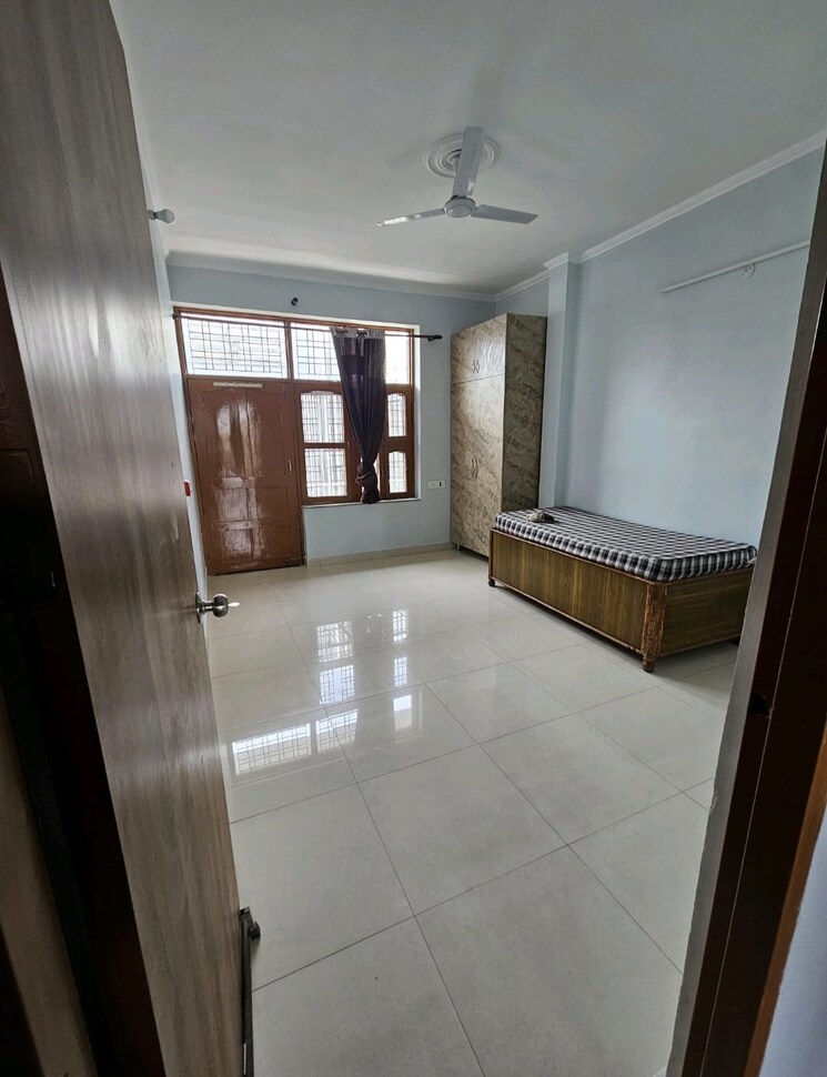 Room, sector 46 3 Bedroom 200 Sq.Yd. Builder Floor In Sector 46 Gurgaon 9133830