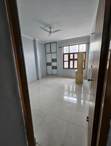 Room in 3 BHK Builder Floor at Sector 46 – for Rent