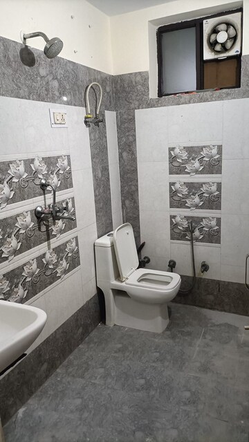 Bathroom in 1 BHK Builder Floor at Sector 46 – for Rent
