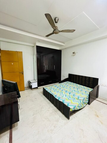 Bedroom in 4 BHK Builder Floor at Sector 40 – for Rent