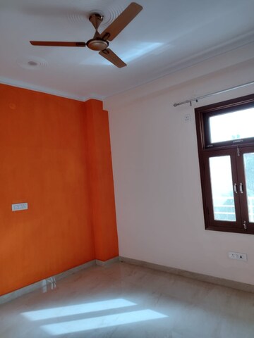 Room in 3 BHK Builder Floor at Sector 38 – for Rent