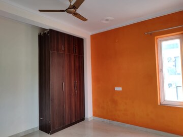 Room in 3 BHK Builder Floor at Sector 38 – for Rent