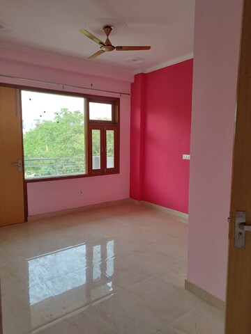 Room in 3 BHK Builder Floor at Sector 38 – for Rent