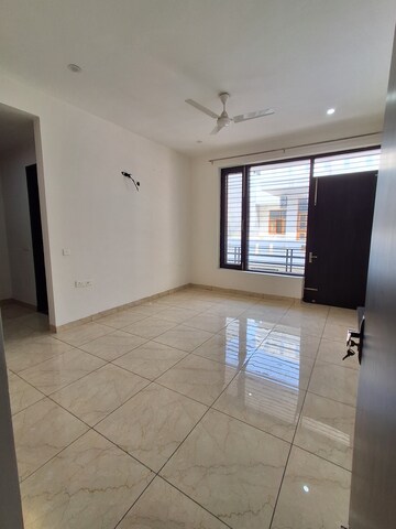 Room in 3 BHK Builder Floor at Sector 38 – for Rent
