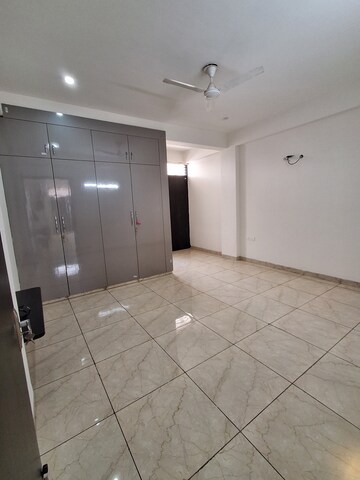 Room in 3 BHK Builder Floor at Sector 38 – for Rent
