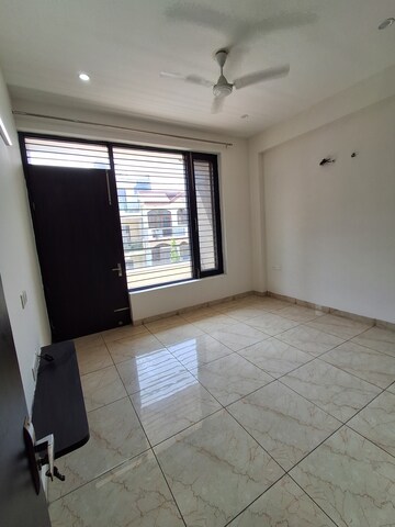 Room in 3 BHK Builder Floor at Sector 38 – for Rent