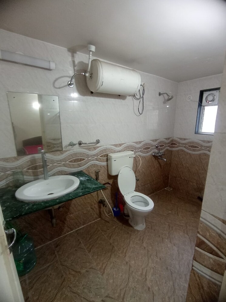 Bathroom, sarah-enclave-viman-nagar 2 Bedroom 1500 Sq.Ft. Apartment In Viman Nagar Pune 9133995