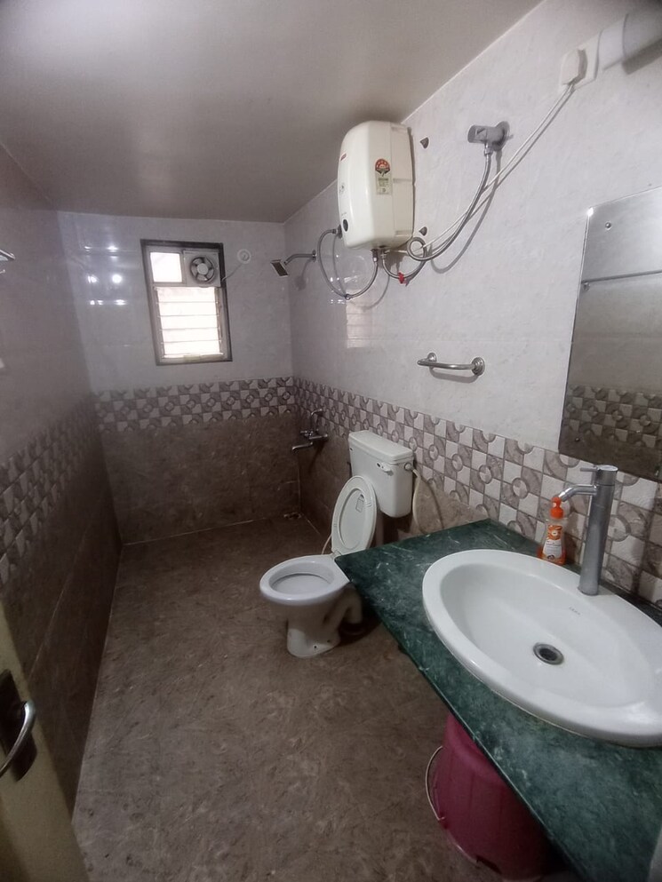Bathroom, sarah-enclave-viman-nagar 2 Bedroom 1500 Sq.Ft. Apartment In Viman Nagar Pune 9133995