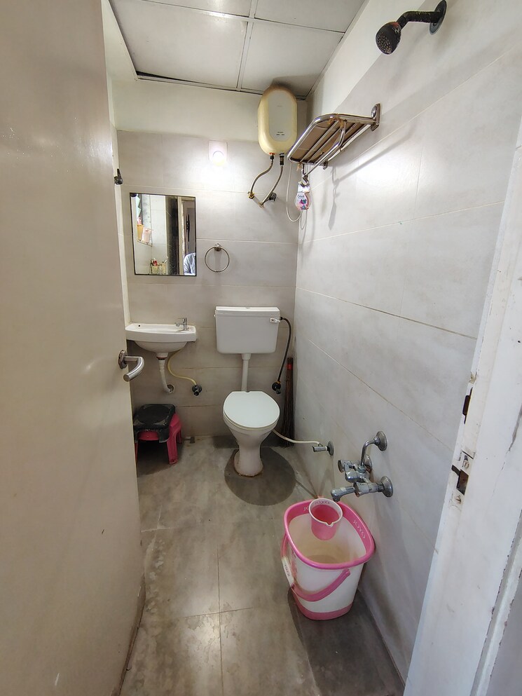 Bathroom, shree-sadan-vasna 3 Bedroom 910 Sq.Ft. Apartment In Vasna Ahmedabad 9133993