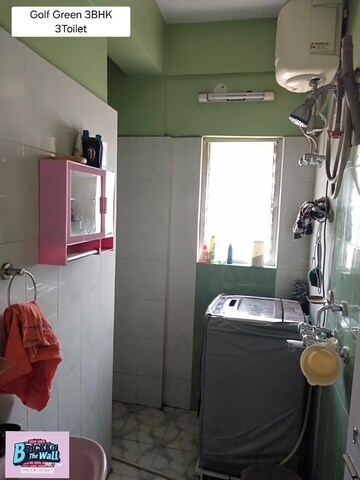 Team Area in 3 BHK Builder Floor at Golf Green – for Sale