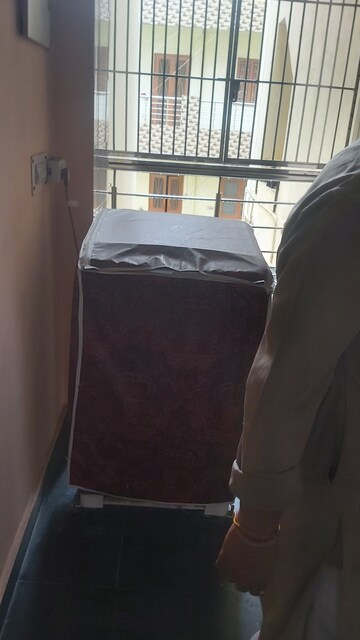 Furnished Amenities in 2.5 BHK Builder Floor at Mayur Vihar – for Rent