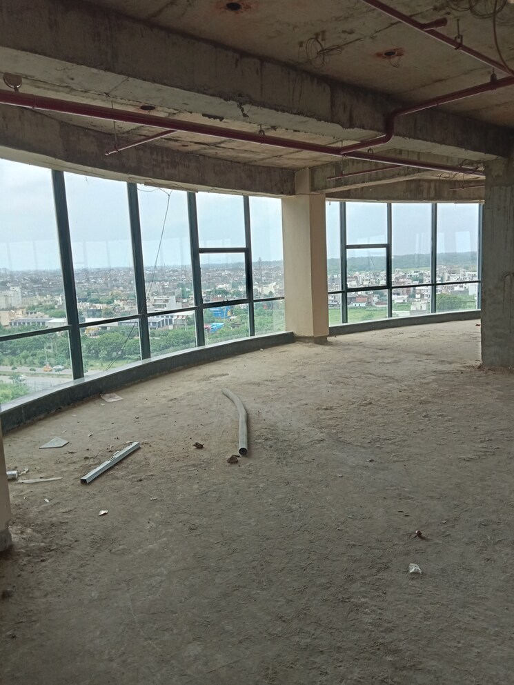  Parking, mahesh-crescent-mall-and-heights Commercial Office Space in IT/SEZ 2000 Sq.Ft. In Amar Shaheed Path Lucknow 9134014