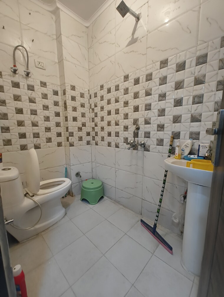 Bathroom, govindpuri 3 Bedroom 910 Sq.Ft. Builder Floor In Govindpuri Delhi 9134113