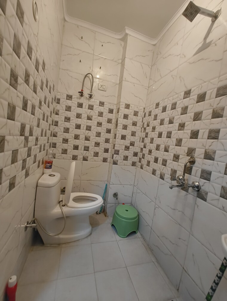 Bathroom, govindpuri 3 Bedroom 910 Sq.Ft. Builder Floor In Govindpuri Delhi 9134113