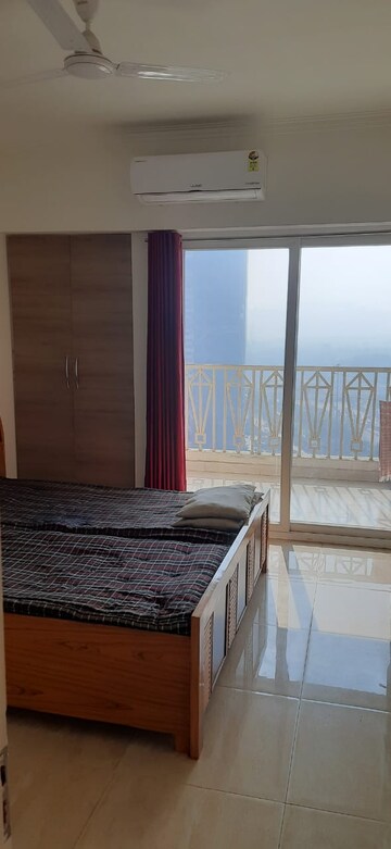 Room in 2 BHK Apartment at Gaur City 7th Avenue, Sector 4 Greater Noida – for Rent