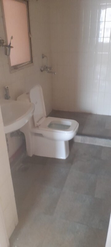 Bathroom in 4 BHK Apartment at DLF The Wellington Estate, Dlf Phase V – for Rent