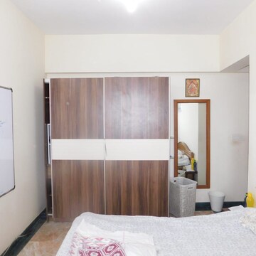 Bedroom in 3.5 BHK Apartment at Powai – for Rent