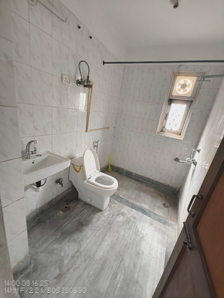 Bathroom, freedom fighters enclave 2 Bedroom 900 Sq.Ft. Builder Floor In Freedom Fighters Enclave Delhi 9134265