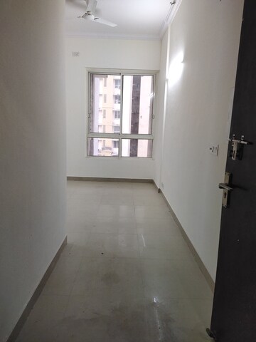 Room in 3 BHK Apartment at Assotech Windsor Court, Sector 78 – for Rent