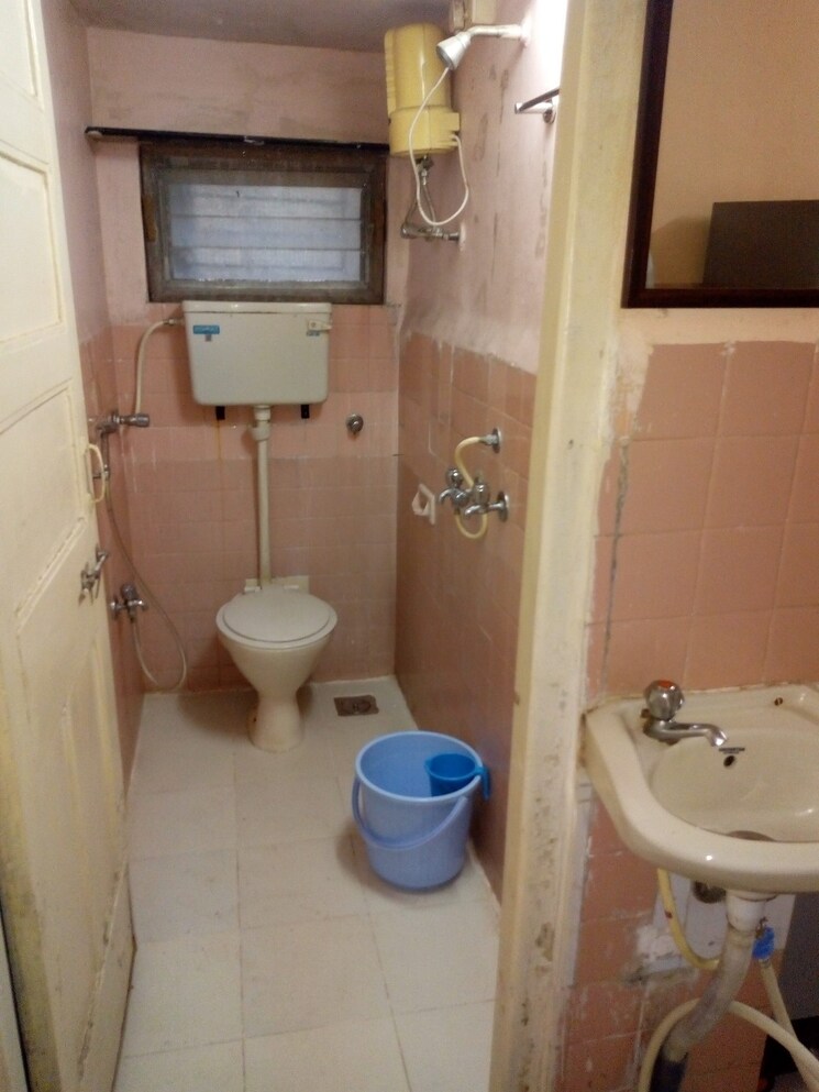 Bathroom, zalawad-darshan-chs 1 Bedroom 375 Sq.Ft. Apartment In Andheri West Mumbai 9134384