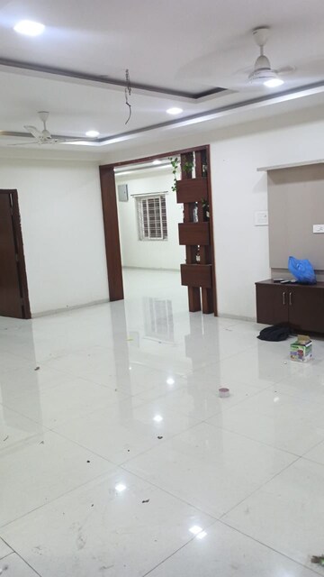 Room in 3 BHK Apartment at Nitish Jayabheri Samudayam, Hi Tech City – for Rent