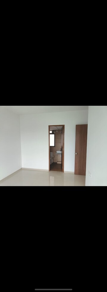 Room in 2 BHK Apartment at Kalpataru Immensa, Kolshet Road – for Rent