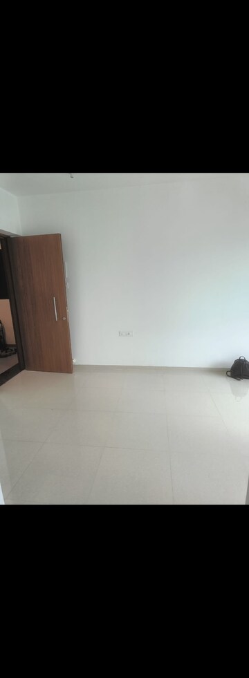 Room in 2 BHK Apartment at Kalpataru Immensa, Kolshet Road – for Rent