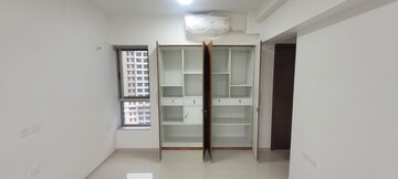 Room in 3 BHK Apartment at Kalpataru Immensa, Kolshet Road – for Rent