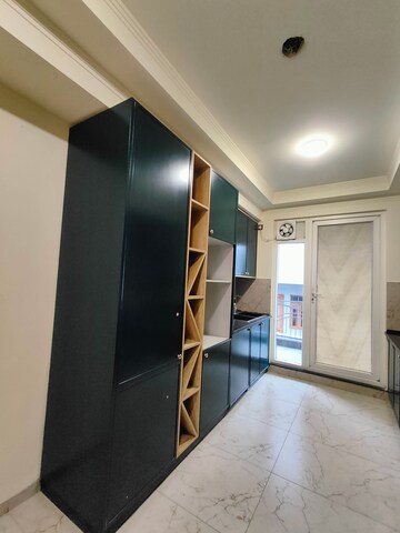 Building Lobby in 4 BHK Builder Floor at South City 1 – for Rent