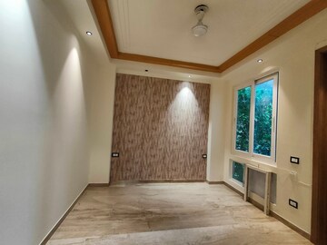 Room in 4 BHK Builder Floor at South City 1 – for Rent