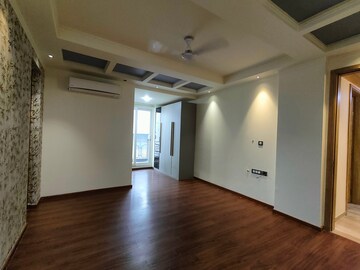Room in 4 BHK Builder Floor at South City 1 – for Rent