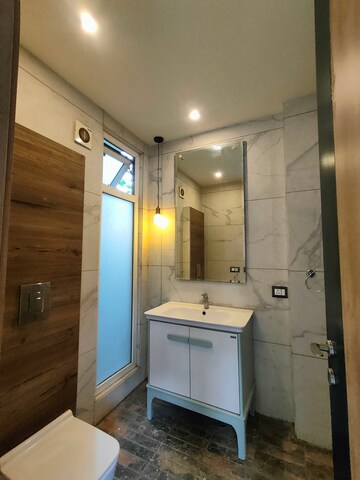 Bathroom in 4 BHK Builder Floor at South City 1 – for Rent