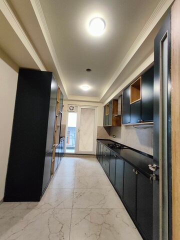 Building Lobby in 4 BHK Builder Floor at South City 1 – for Rent