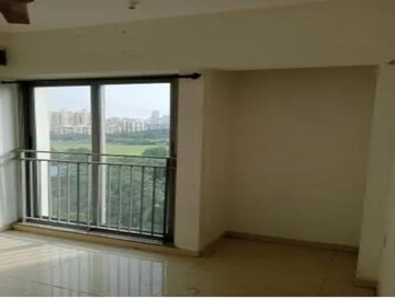 Room in 2 BHK Apartment at Kalpataru Sunrise Grande, Kolshet Road – for Rent