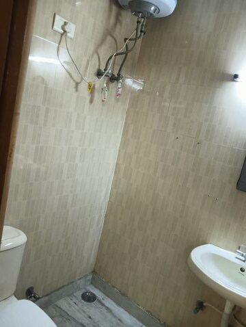 Bathroom in 1 BHK Builder Floor at Sector 40 – for Rent