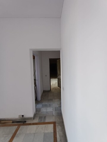 Room in 2 BHK Apartment at DLF Silver Oaks, Sector 26 – for Rent