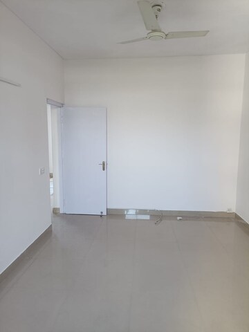 Room in 2 BHK Apartment at DLF Silver Oaks, Sector 26 – for Rent