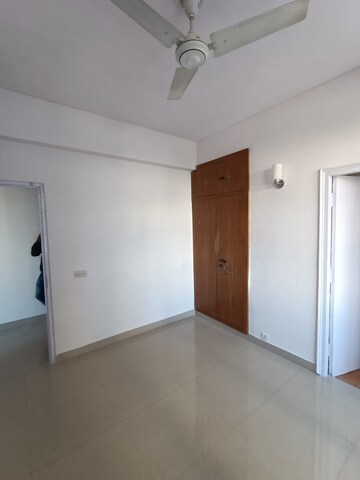 Room in 2 BHK Apartment at DLF Silver Oaks, Sector 26 – for Rent