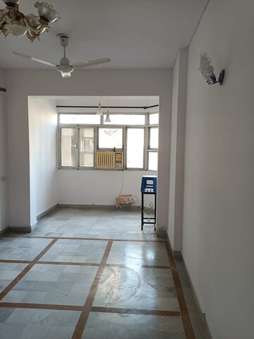 Room in 2 BHK Apartment at DLF Silver Oaks, Sector 26 – for Rent