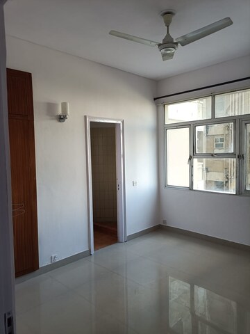Room in 2 BHK Apartment at DLF Silver Oaks, Sector 26 – for Rent