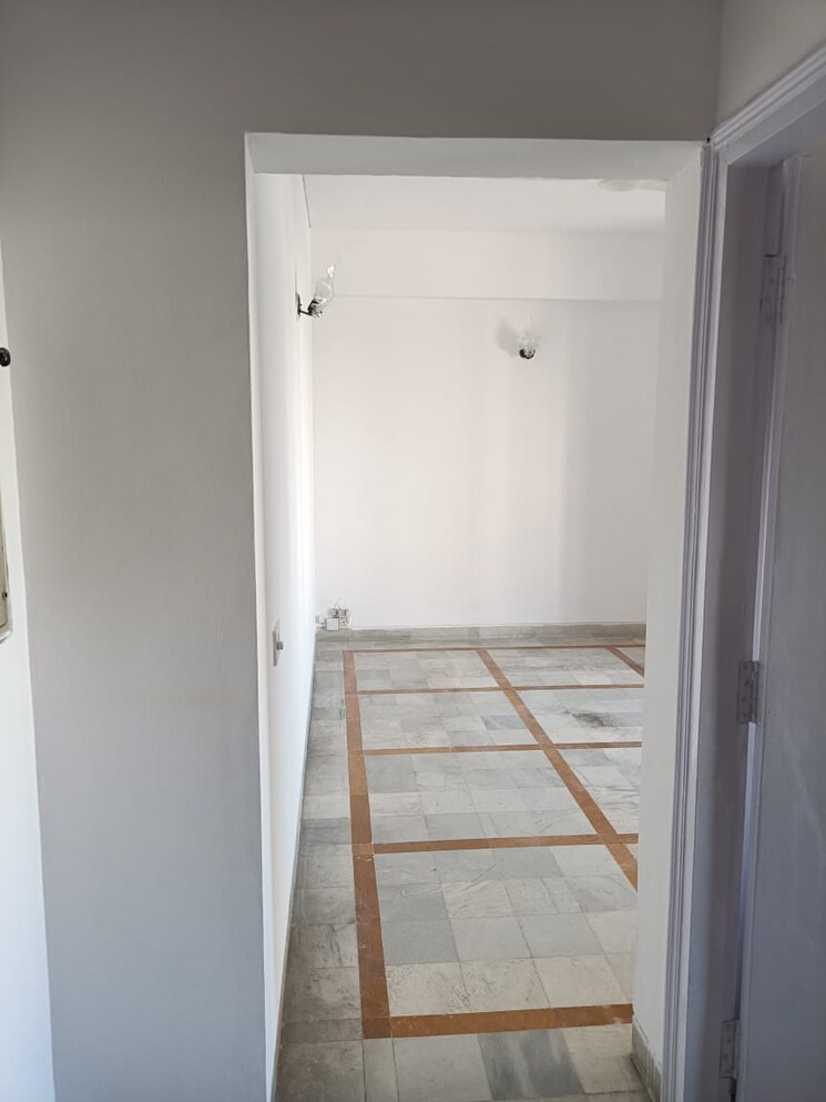 undefined, dlf-silver-oaks 2 Bedroom 1150 Sq.Ft. Apartment In Sector 26 Gurgaon 9134553