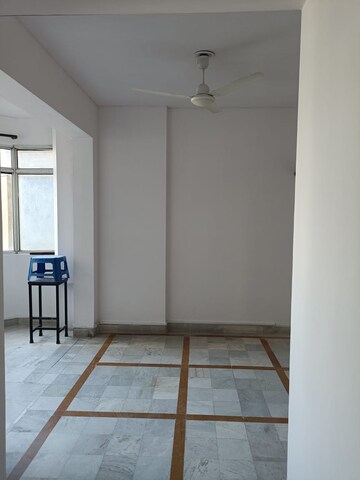 Room in 2 BHK Apartment at DLF Silver Oaks, Sector 26 – for Rent